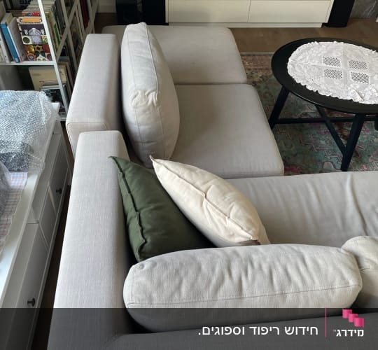 כריות על ספה עם ריפוד בהיר